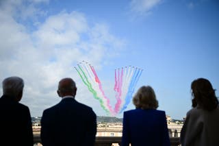 Charles e Camilla assistindo o mosca com o presidente da República Italiana, Sergio Mattarella e sua filha